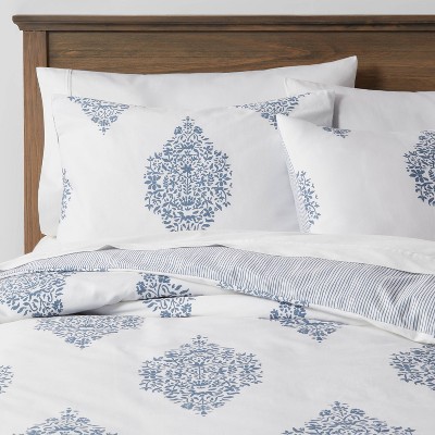 Full/Queen Family-Friendly Duvet & Sham Set White/Blue Medallion - Threshold™