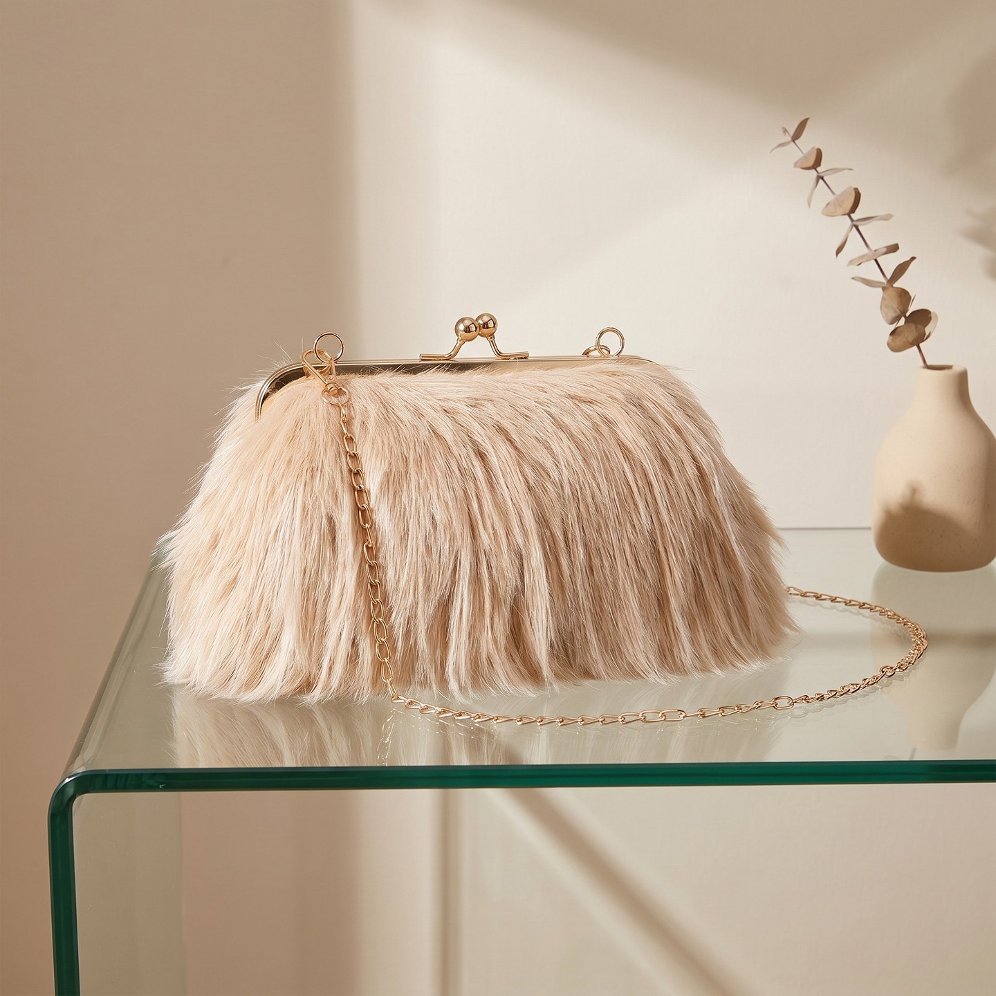Женские клатчи INSPIRE CHIC 2 Packs Clutch Purse for Women Fluffy Feather Crossbody Pearl Handbag with Chain Khaki/Black, цвет: Хаки — фото 5