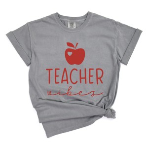 Simply Sage Market Teacher Vibes Cursive Apple Garment Dyed Tee - L - Grey - 1 of 4