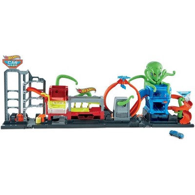 Hot Wheels City Mega Car Wash Playset with 1 Toy Color Shifters