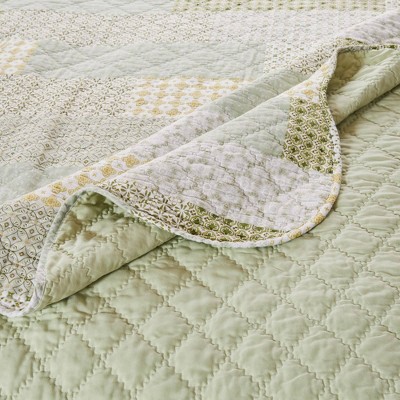 Full White Microfiber Reversible Quilt Set with Scallop Embellishment