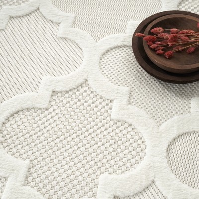Ivory and White Synthetic Trellis Flat Woven 7' x 10' Rug