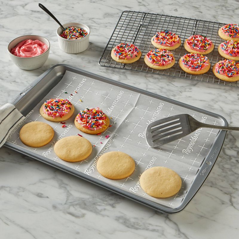 Reynolds Kitchens Cookie Baking Sheets - 25ct/33.33 sq ft, 5 of 11