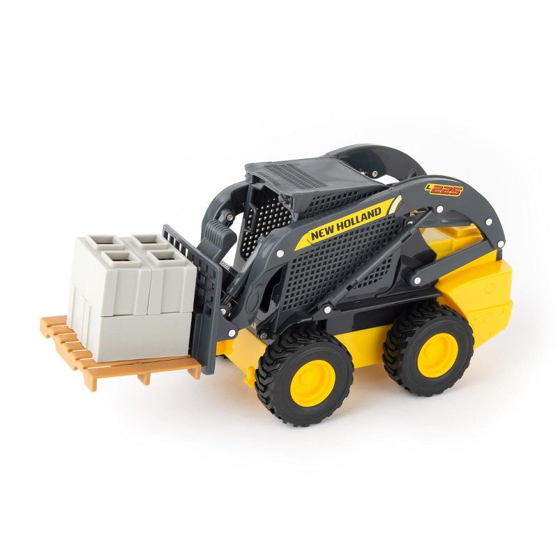 Tomy 1/16 Big Farm Yellow New Holland L225 Skid Steer Set with Accessories 47351, 4 of 8