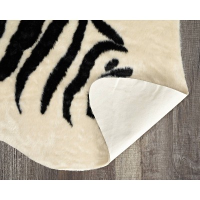 Black Spot Tufted Faux Cowhide 5'x6'6" Rug