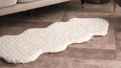 Hand-Tufted Off-White Faux Sheepskin Shag Rug
