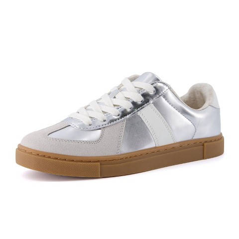Женские кроссовки CUSHIONAIRE Bailey Womens Retro Sneaker, Classic Everyday Sneakers for Women with Sleek Rounded Toe and Memory Foam -Silver 8