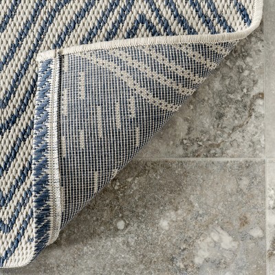 Chevron Waves Easy-Care Indoor/Outdoor Accent Rug, 2' x 3', Blue