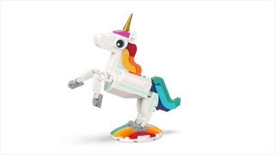 Un unicorno lego siede davanti a un castello.