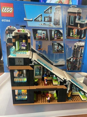 LEGO 60366 City Centro Sci e Arrampicata, Modular Building Set a 3