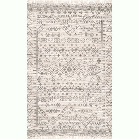 nuLOOM Transitional Vintage Sanne Area Rug in Ivory 