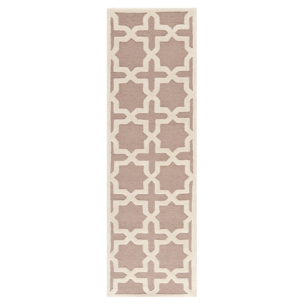 2'6inx8' Runner Marnie Beige/Ivory - Safavieh