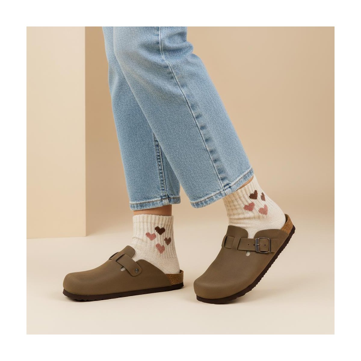 Женские сабо CUSHIONAIRE Hana Womens Clogs Comfortable Vegan Suede Clogs for Women Slip On Potato Shoes with Cork Footbed Brown 8 — фото 3