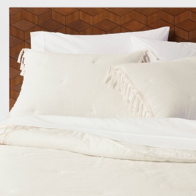 Twin Extra Long Macrame' Tassel Tufted Quilt Cream - Opalhouse™