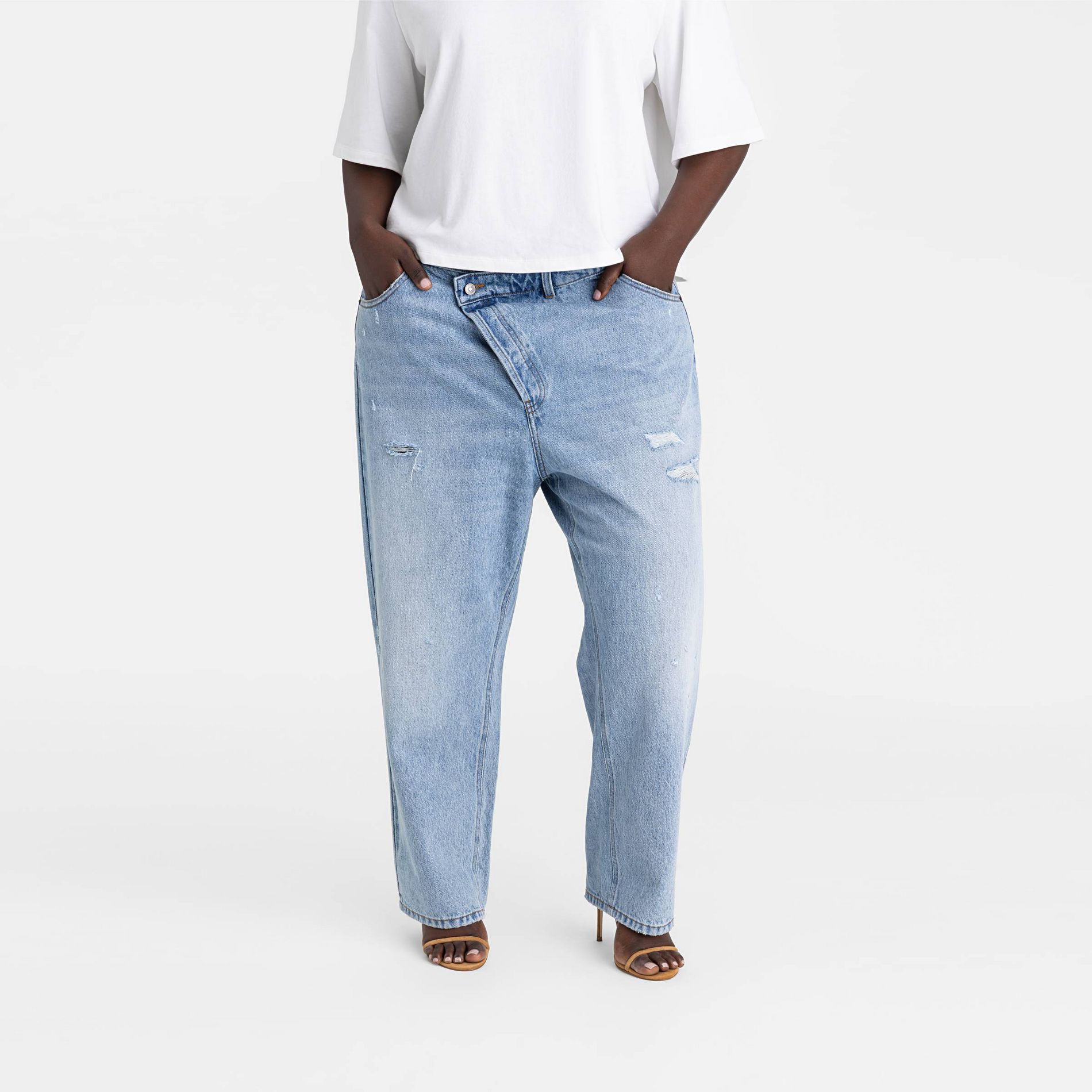 KBB by KAHLANA Women's Mid-Rise Tapered Leg 'The Dylan Jean' - Light Wash 17