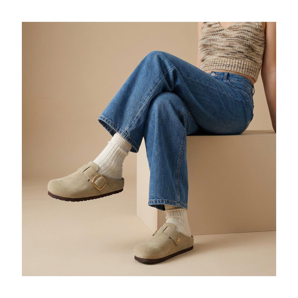 Женские сабо CUSHIONAIRE Rusty Genuine Leather Clogs for Women, Comfortable Slip On Womens Shoes with Adjustable Buckle and Soft Memory Foam, Beige 6 — фото 4