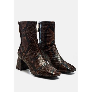 Hera Runaway Classic Ankle Boots - 1 of 4