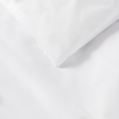 King Size White Water Resistant Bedspread with Zipper Closure