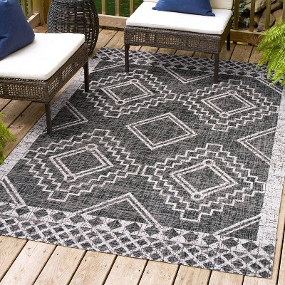 Tribal Diamond Medallion 4'x6' Black/Ivory Synthetic Area Rug