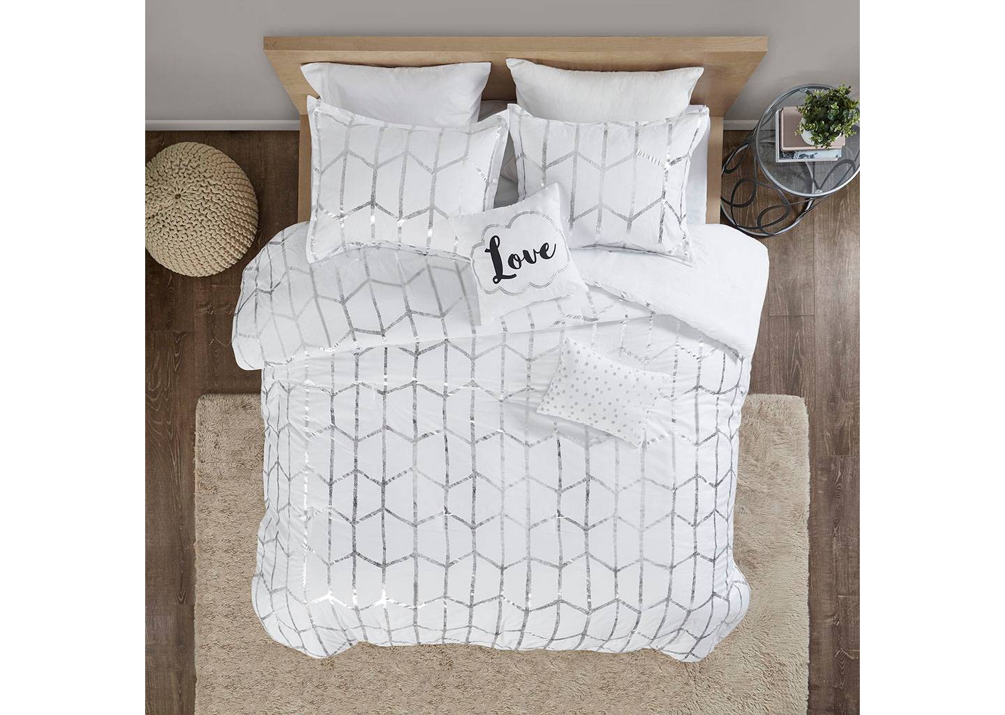 Комплект с одеялом Intelligent Design Twin/Twin XL 4pc Arielle Metallic Printed Comforter Set White/Silver: Hypoallergenic Geometric Bedding, Microfiber, Contemporary, цвет: Белый — фото 1