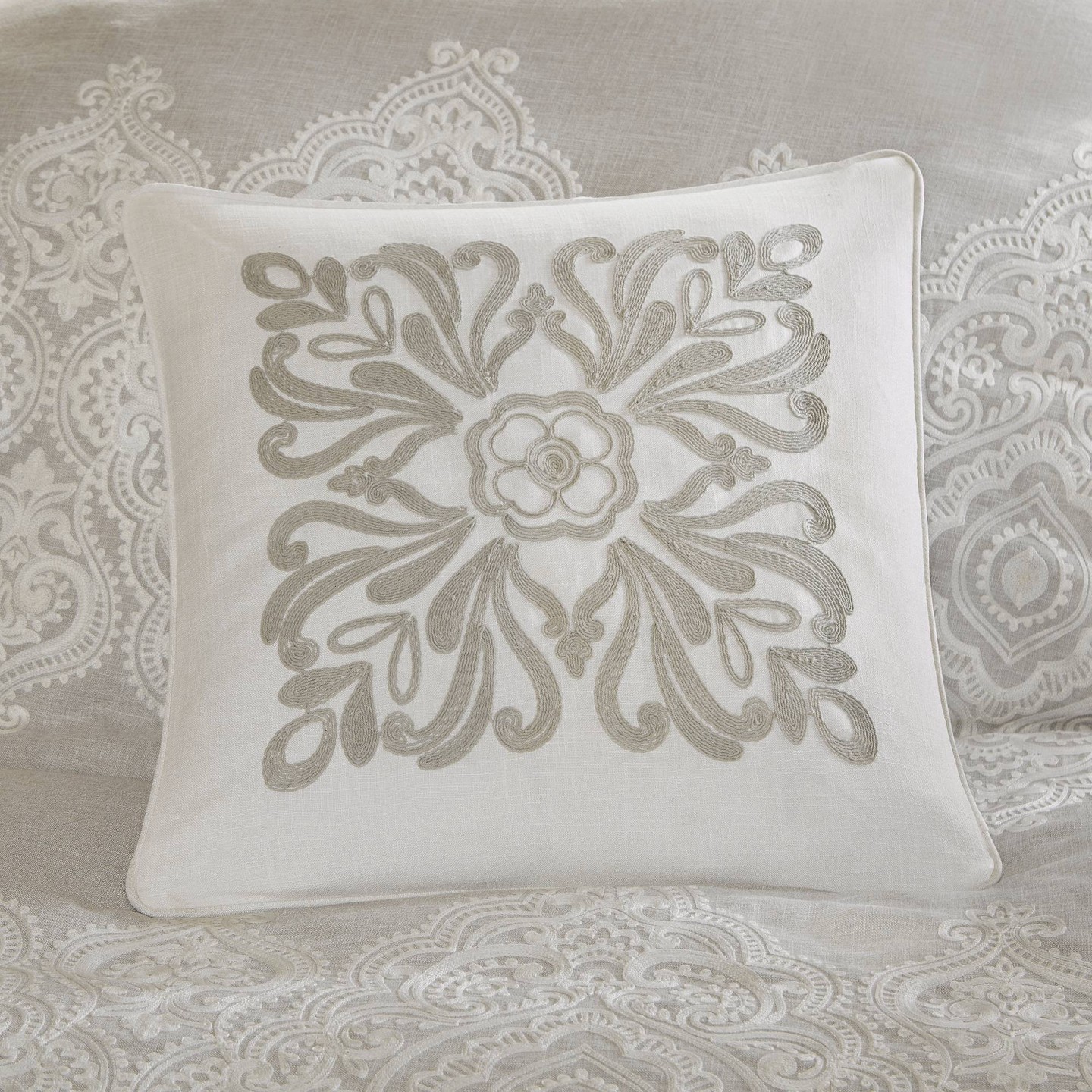 Комплект с одеялом Madison Park 9pc King Barely There Comforter Set Light Gray/White: Luxury Microfiber Bedding Ensemble with Decorative Pillows & Euro Shams, цвет: Светлый серый — фото 8