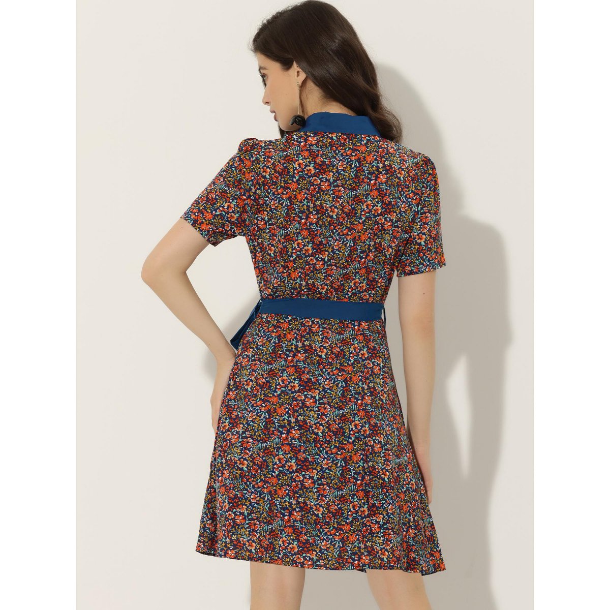 Женские платья INSPIRE CHIC Women's Short Sleeve Contrast Collar Belted Floral Shirt Dress Dark Blue X-Small — фото 4