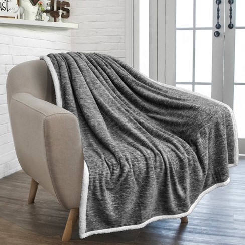 Fluffy Plush Throw Blanket / Gray