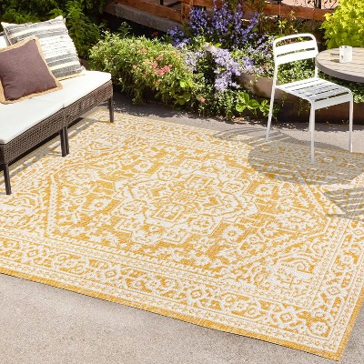 Sinjuri Medallion Gray and Cream 5' x 8' Synthetic Indoor/Outdoor Rug