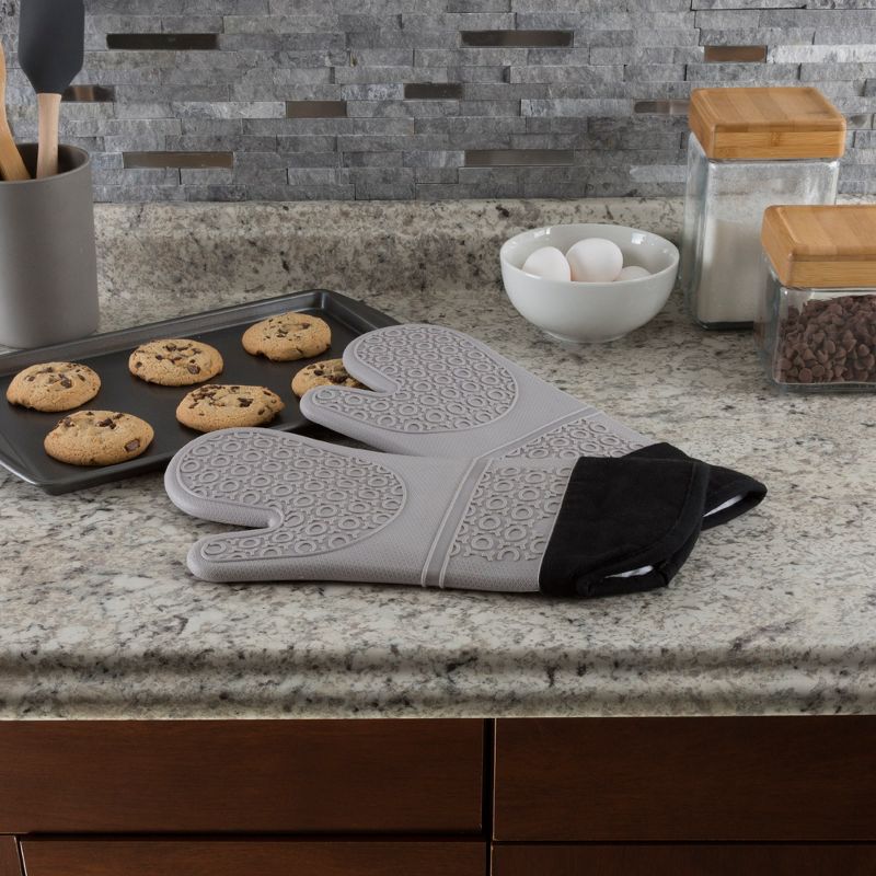 Hastings Home Extra-Long Silicone Oven Mitts - Heat-Resistant and Waterproof Potholders with Quilt Lining and 2-Sided Textured Grip, 3 of 7