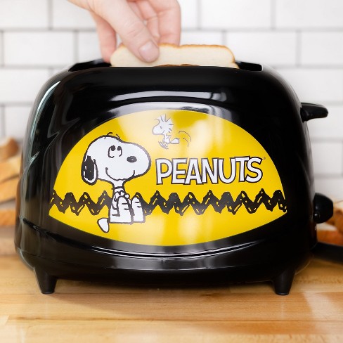 Uncanny Brands Peanuts Snoopy Toaster