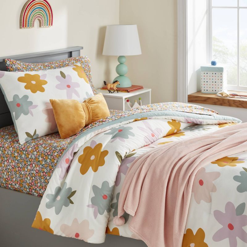 Floral Value Multi-Piece Kids' Bedding Set - Pillowfort™, 3 of 11