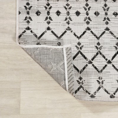 Black and White Geometric Flat Woven 5' x 7' Area Rug