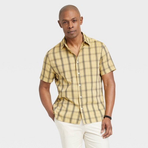 How should a men's casual shirt fit?