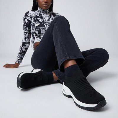 Женские кроссовки CUSHIONAIRE Breeze Easy Slip On Womens Sneakers - Casual Everyday Walking Shoes for Women with Breathable Mesh and Comfort, Black/Wht 8.5 — фото 5