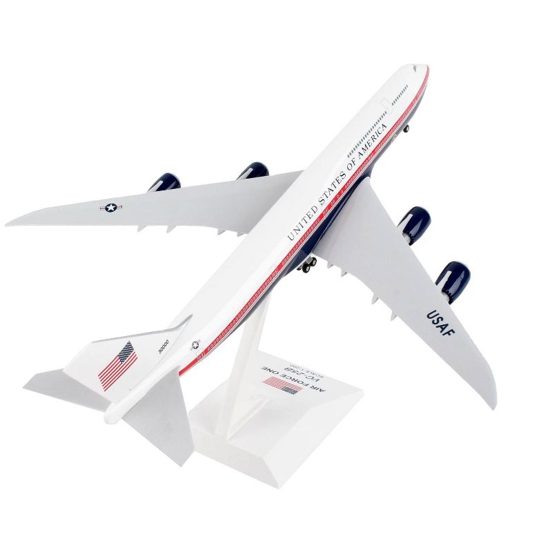 Boeing 747-8i (VC-25B) Commercial Aircraft "Air Force One - USA" White w/Red & Blue (Snap-Fit) 1/200 Plastic Model by Skymarks, 3 of 6