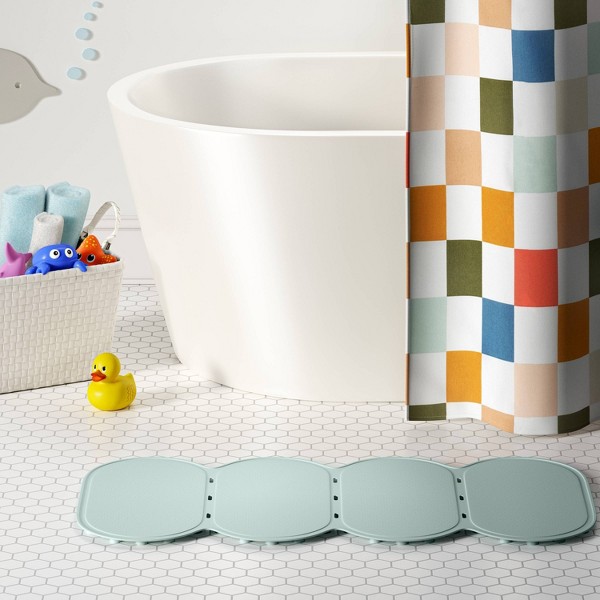 Tapete de baño para niños Burbuja Azul Turquesa - Pillowfort™: Tapete circular de peso medio para baño de niños, 1'2"x2'4", respaldo de goma 2