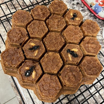 I got the legendary Nordic Ware honeycomb pull-apart dessert pan as a gift  recently! I'm wondering what recipes or suggestions you all have for this  beautiful bakers tool? I'm going to start
