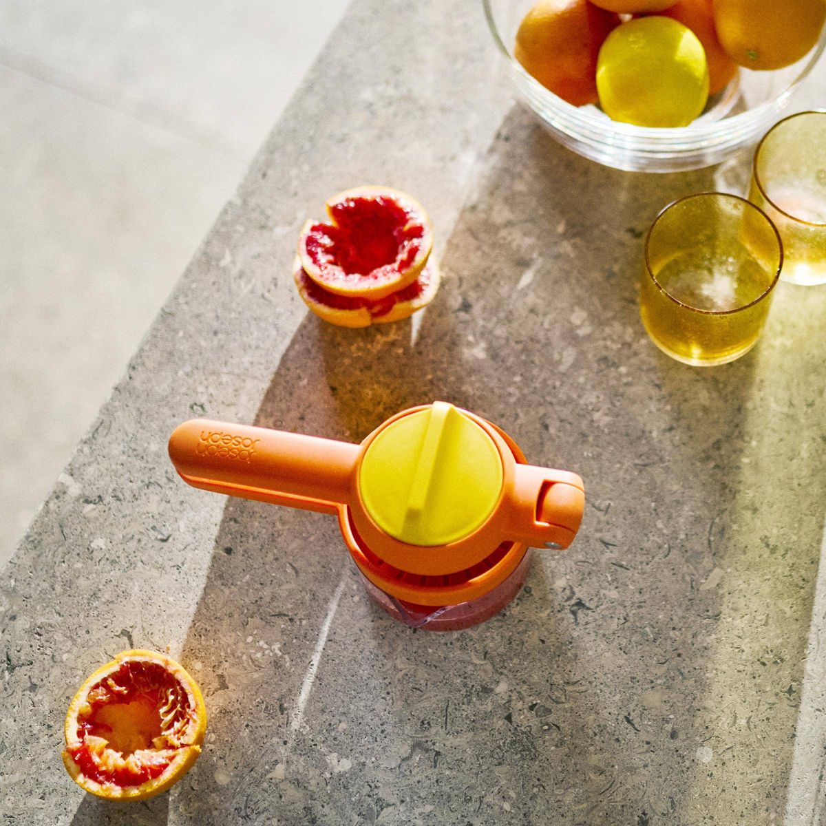 Joseph Joseph Juice Max Plus Dual Action Citrus Press with Measuring Cup - thumbnail 8