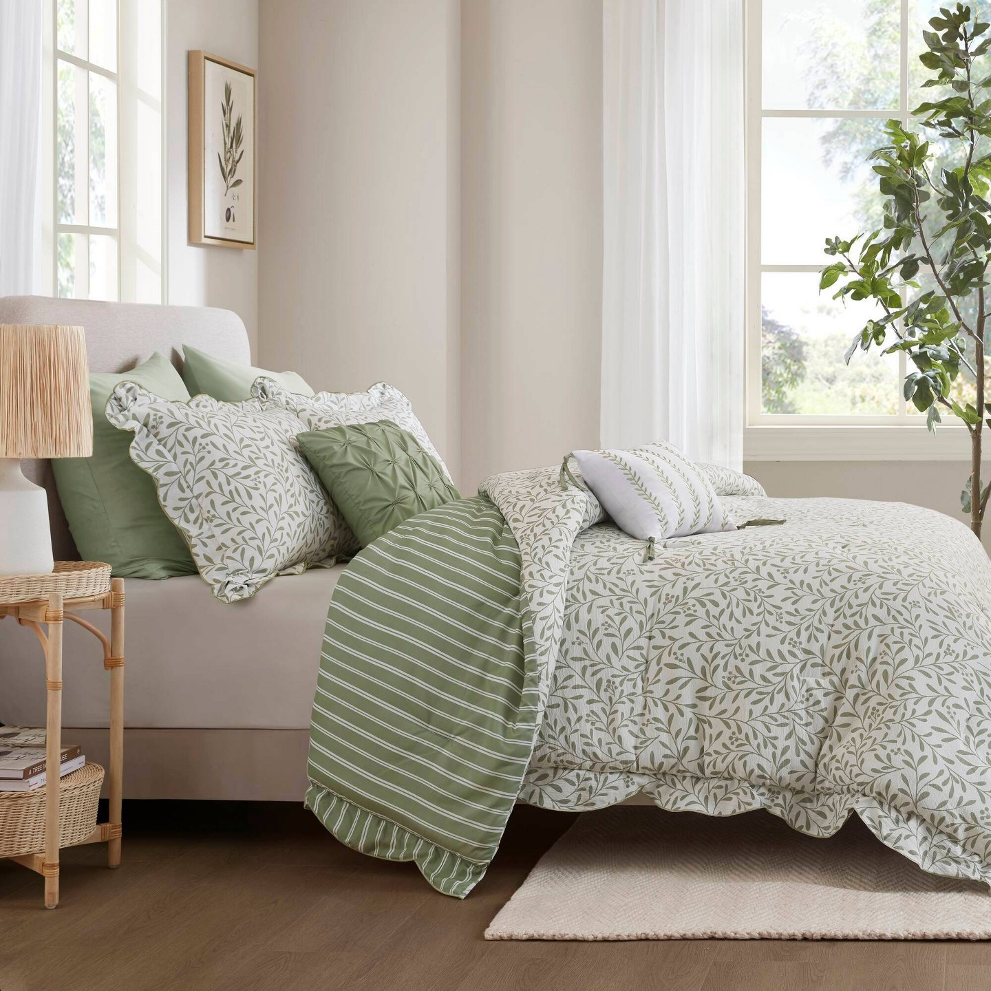 Комплект с одеялом Madison Park King 5pc Darcy Scalloped Edge Brushed Microfiber Reversible Comforter Set Sage Green, цвет: Шалфейный — фото 4