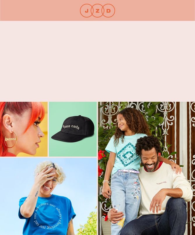 Adulto sonriente al aire libre con camiseta de JZD con texto: "¡Mis antepasados siempre me están animando!". Otra imagen del perfil de una mujer joven que lleva pendientes de JZD que dicen: "Poderosa". Hija y papá con un aspecto alegre que llevan ropa de JZD.
