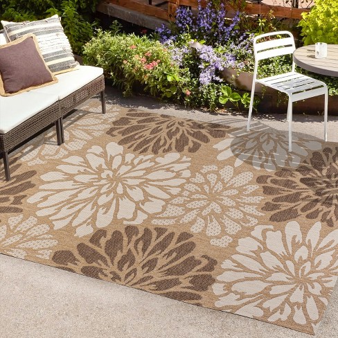 Indoor/Outdoor Sunflower Hooked Polypropylene Accent Rug