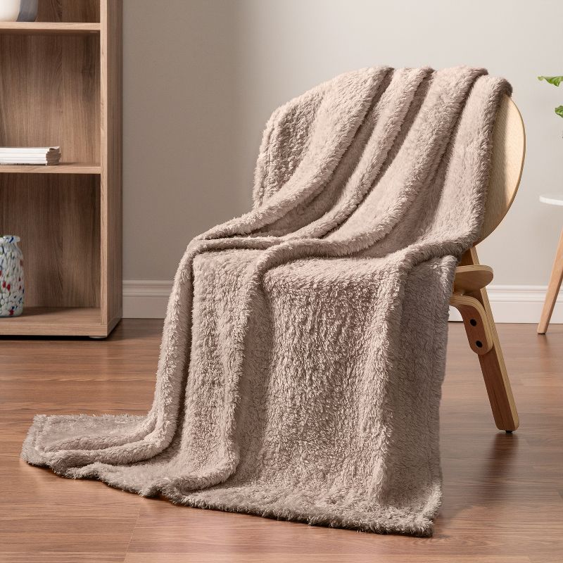 PAVILIA Plush Throw Blanket for Couch Bed, Faux Shearling Blanket and Throw for Sofa Home Decor, 3 of 10