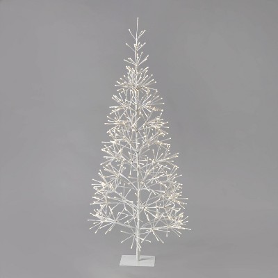 Outdoor wire deals christmas tree