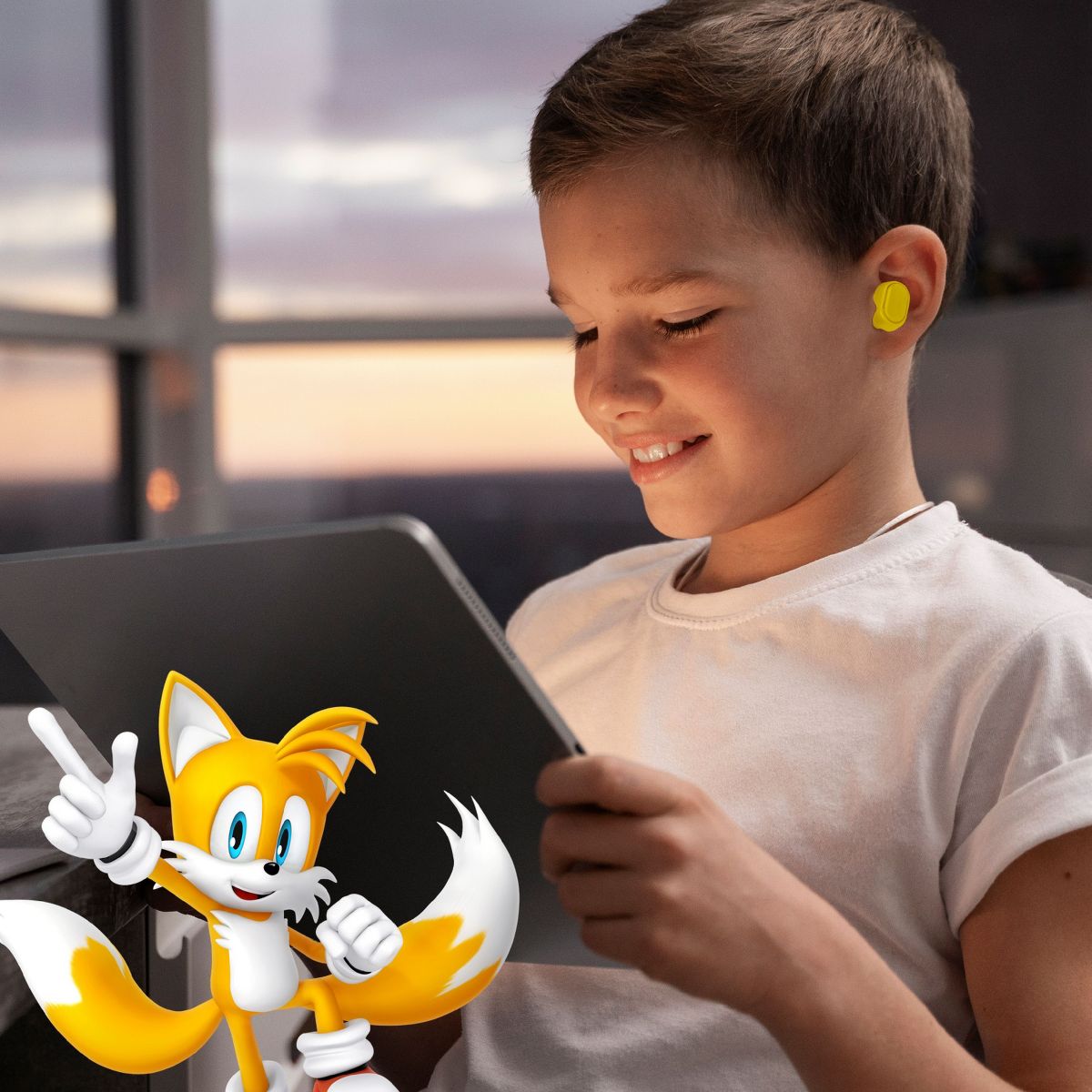 Sonic the Hedgehog Wireless Earbuds 15 Hour Playtime with Noise Cancelling and Flip Case - Tails - thumbnail 5