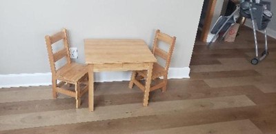 REVIEW: Melissa & Doug Wooden Art Table and 2 Chairs Set review – Light  Woodgrain/White 