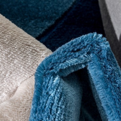 Reversible Geometric Bliss Blue Synthetic 5' x 7' Area Rug