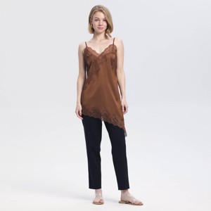 Top tipo camiseta de satén asimétrico con encaje y escote en V para mujer - A New Day™