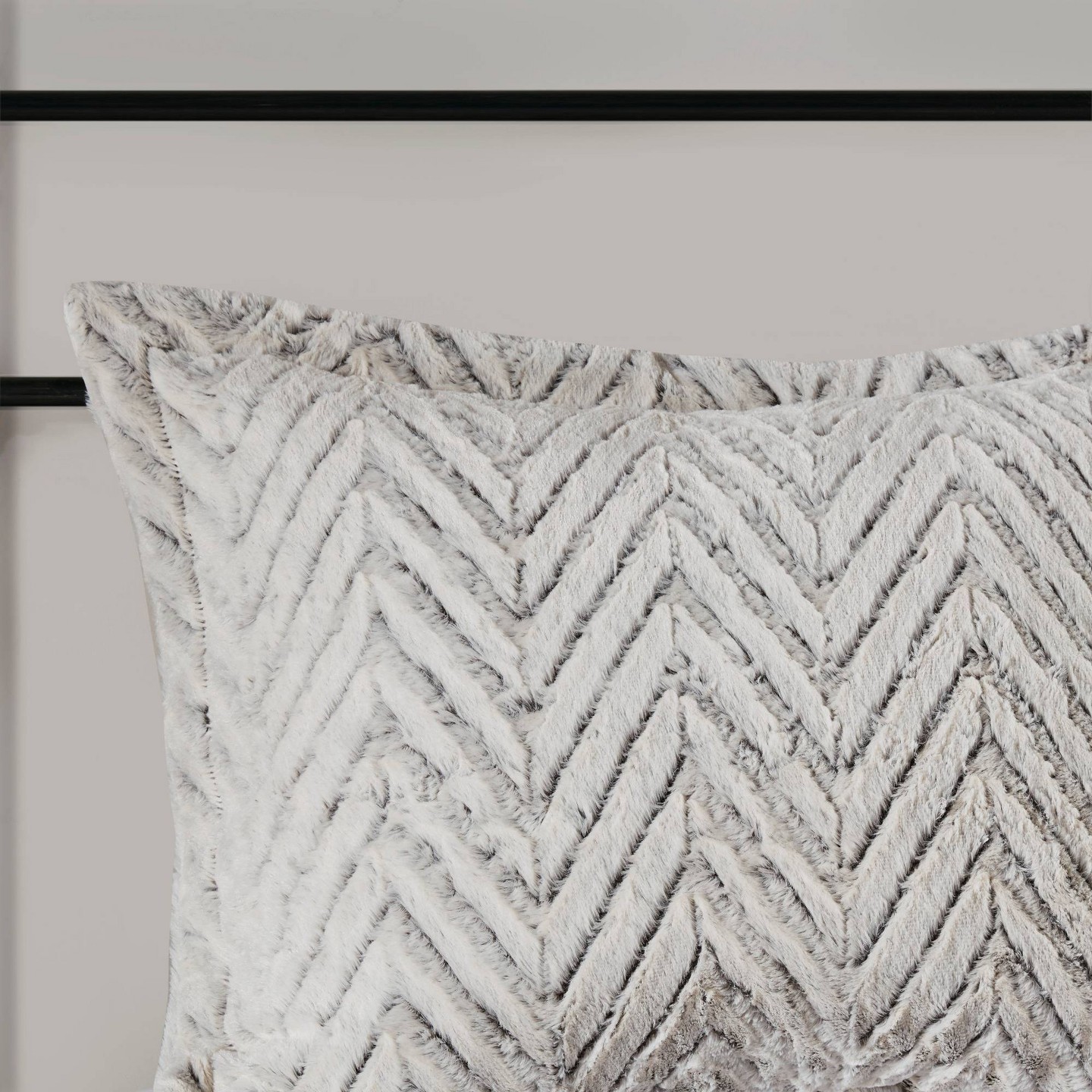 Комплект с одеялом Madison Park Ivory Aurora Plush Down Alternative Comforter Set King/California King, Geometric Pattern, Oeko-Tex Certified, цвет: Слоновая кость — фото 5