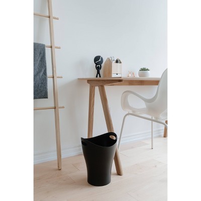 Black 2.2 Gallon Curved Plastic Kitchen Trash Can