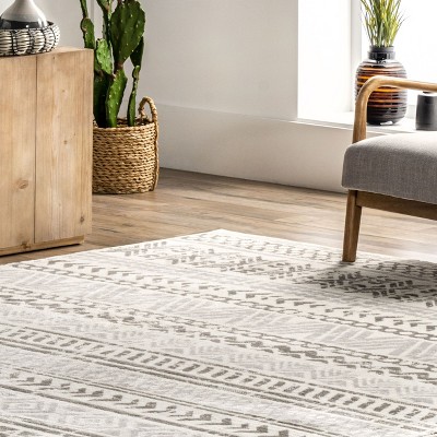 Modern Light Grey Tribal Motif 5' x 8' Synthetic Area Rug